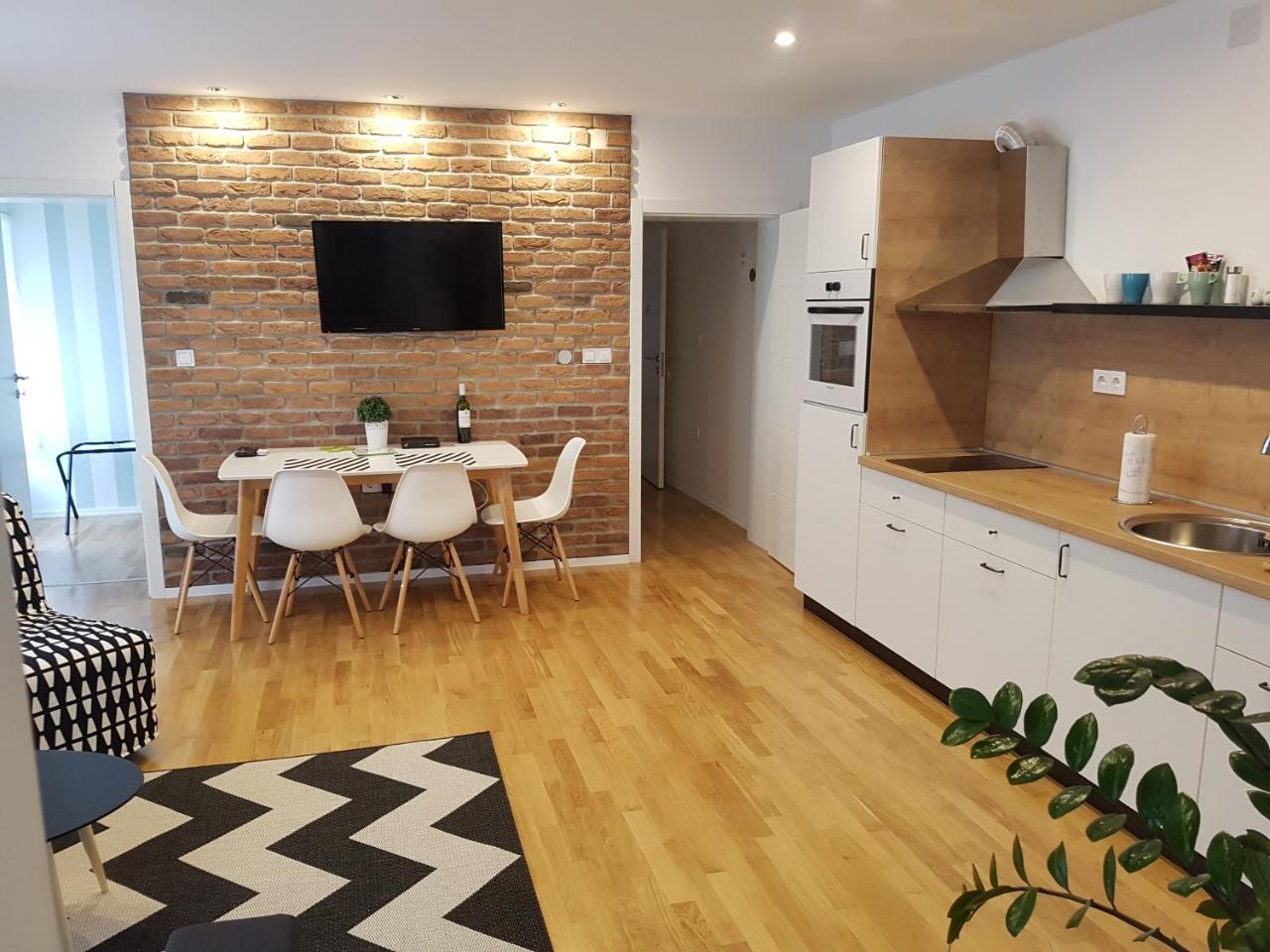 Home Apartmani I Sobe オシエク エクステリア 写真