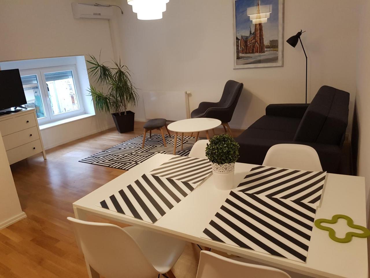 Home Apartmani I Sobe オシエク エクステリア 写真